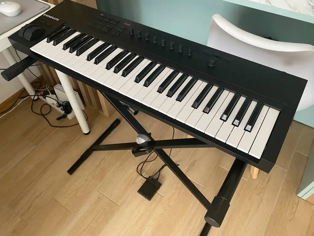 Миди-клавиатура (MIDI) NI Komplete Kontrol A49 + стойка + сустейн-педаль Yamaha 🎹