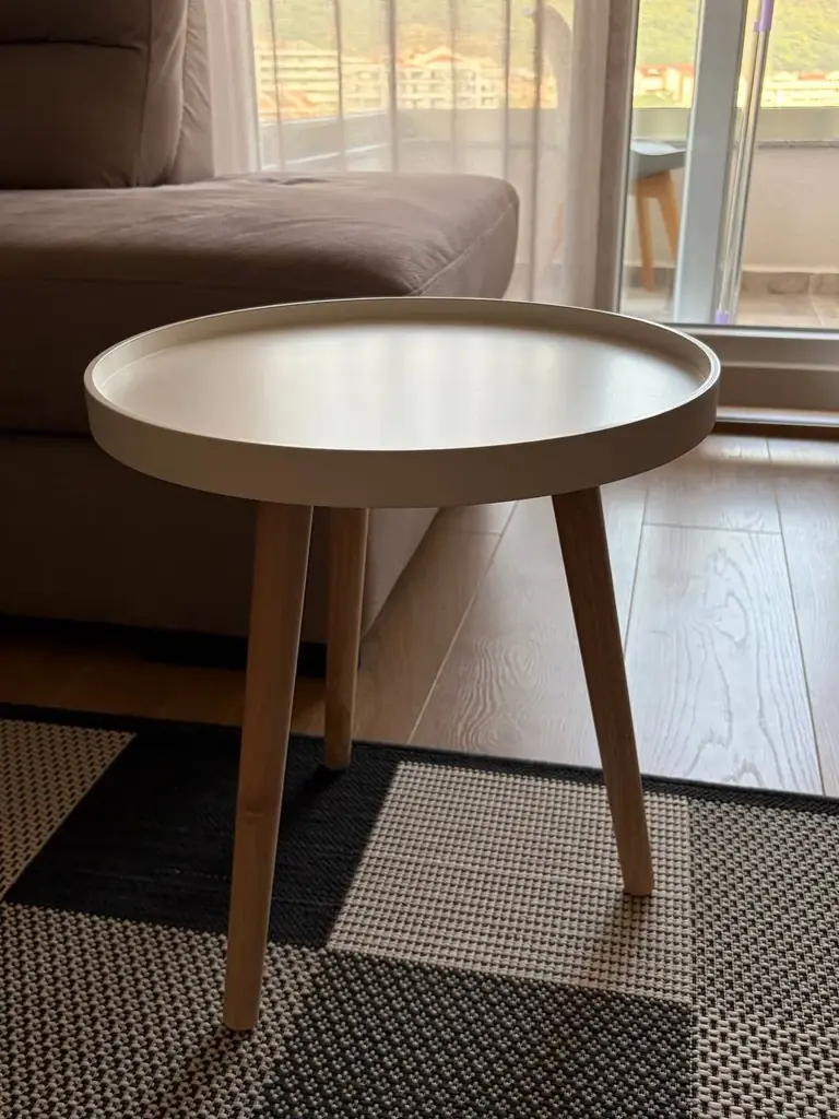 Продается придиванный или прикроватный столик Ikea, диаметр 40 см , высота 40 см . 20 евро . Будва .