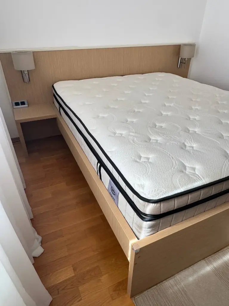 Продаётся кровать 160×200, б/у, (без матраса). Со встроенными столиками, светильниками и установлен…