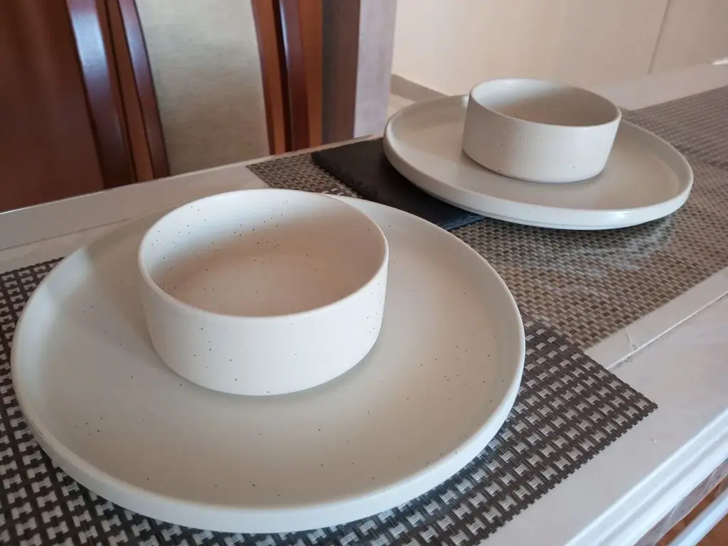 Продам 2 блюда диаметр 27 см + 2 пиалы. Тяжёлые, цвет бежево серый. 20 €, Бар.