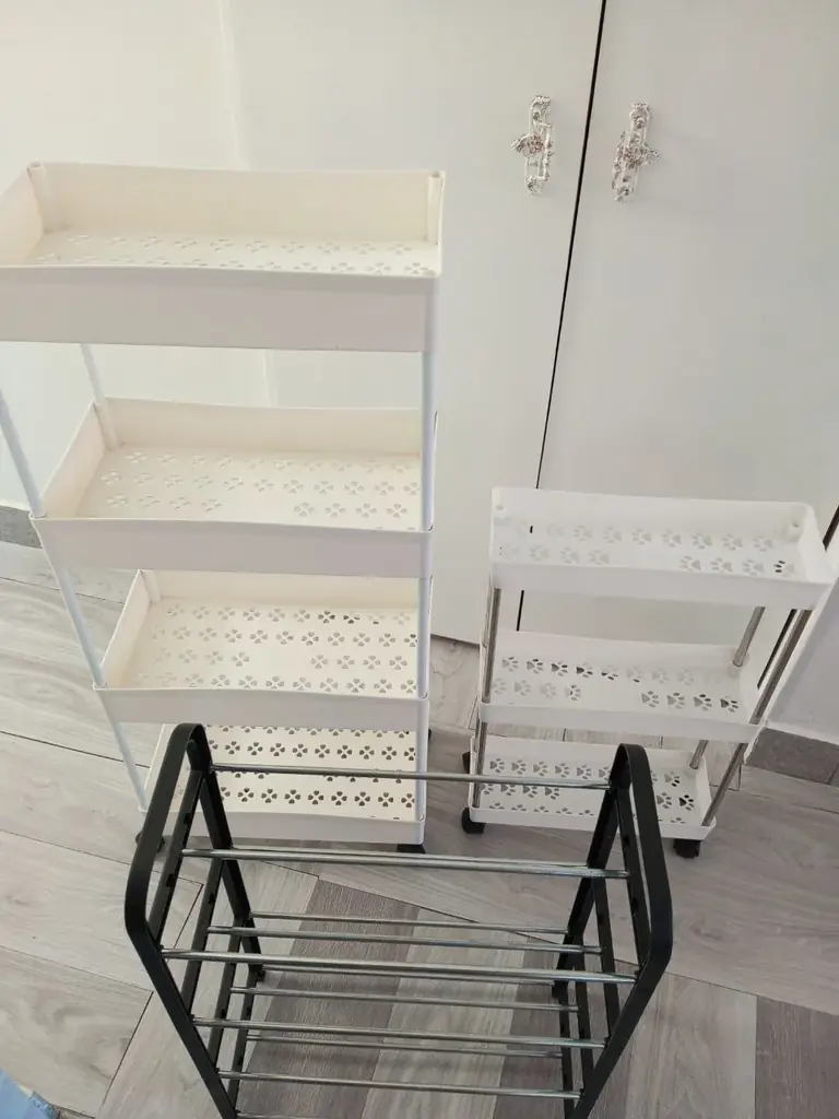 Продам мебель и чемодан. Стол 80х100 см и 3 стула. Очень качественные и прочные, массив дерева, 245…