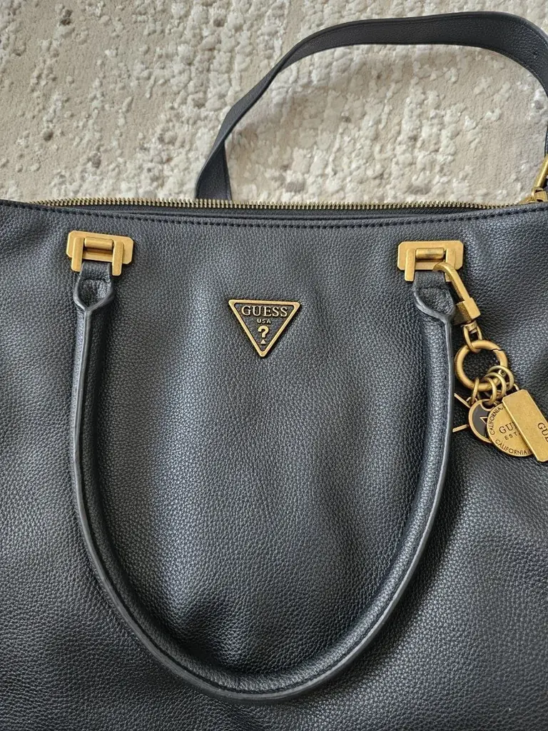 Продам сумку Guess. Материал - искусственная кожа.