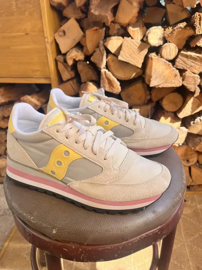 Продам кроссовки Saucony Jazz Triple. Размер 38.5, мне не подошел, состояние новых. 60е, Подгорица