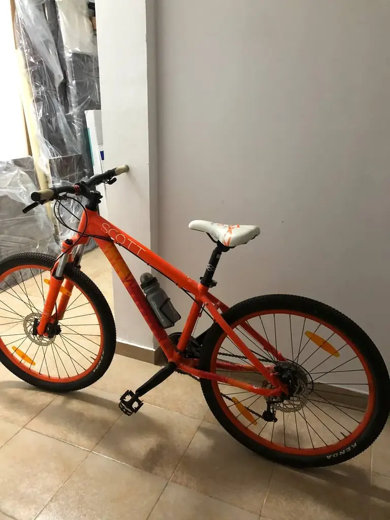 Продаю ухоженный горный велосипед Scott MTB в ярком оранжевом цвете. Выглядит очень эффектно и отли…