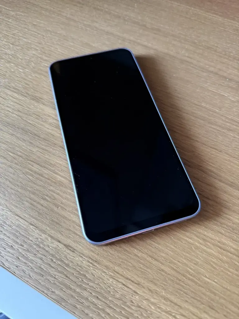 Новый телефон SAMSUNG GALAXY A17 4/128GB GRAY, в коробке, не включался. В Техномаксе €170.