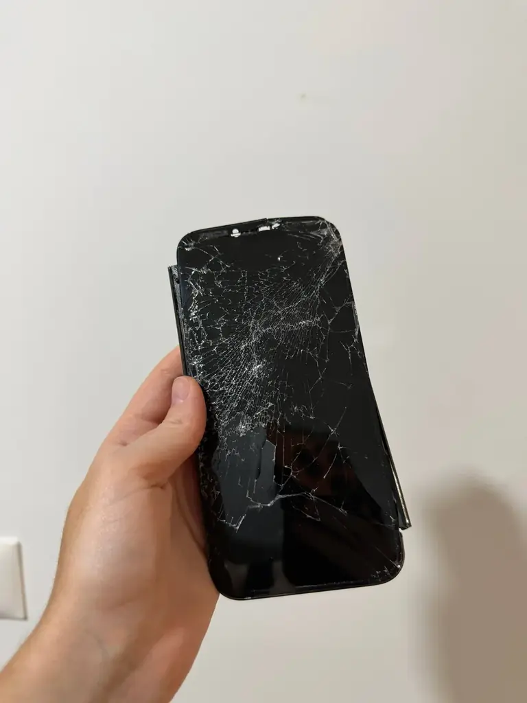 Разбитый IPhone 13Pro Max на 256гб все детали на месте. Камеры целые. Пойдет на запчасти