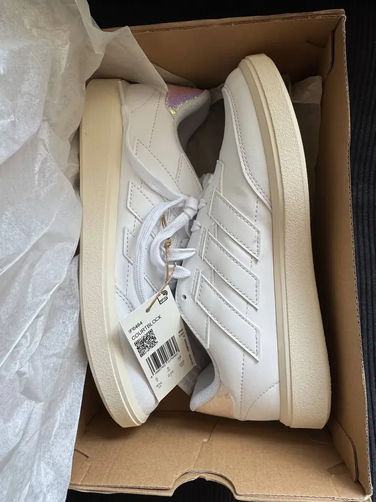 Продаю кроссовки Adidas Courtblock, новые