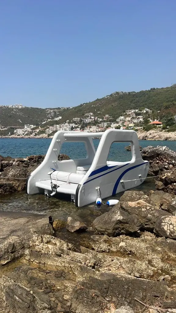 Продается практически новый надувной катамаран Maxi Expedition Rider 6 × 3 м в полном комплекте, го…