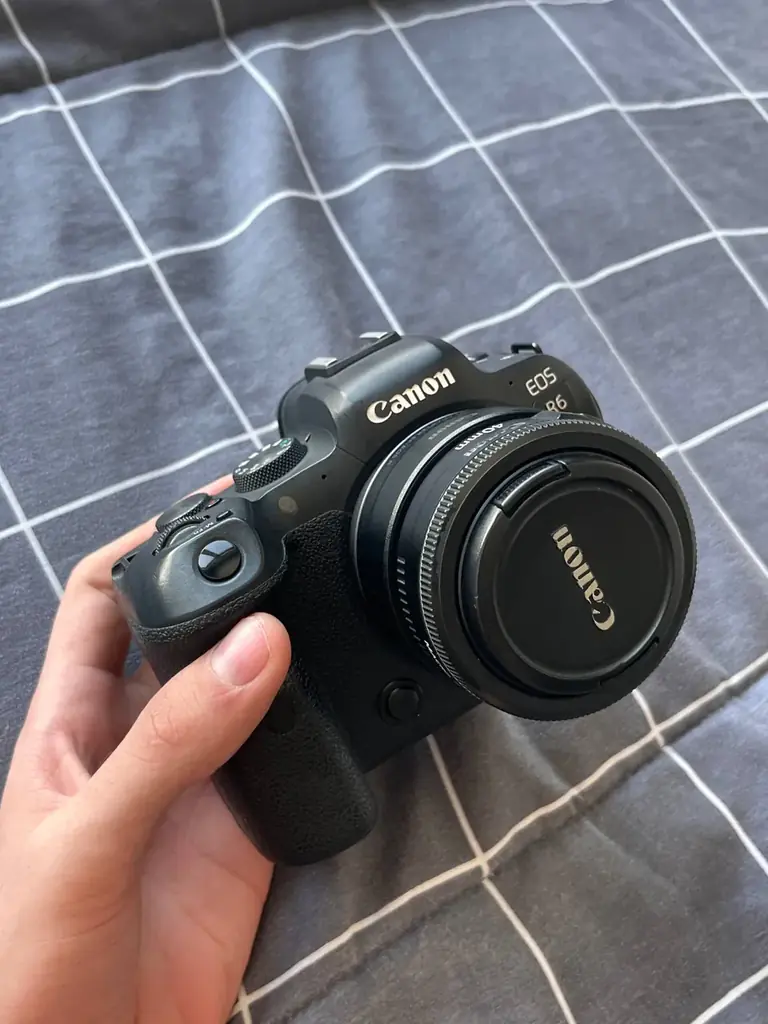 Canon EOS R6 с объективом 40mm, готовый комплект: 1220 €