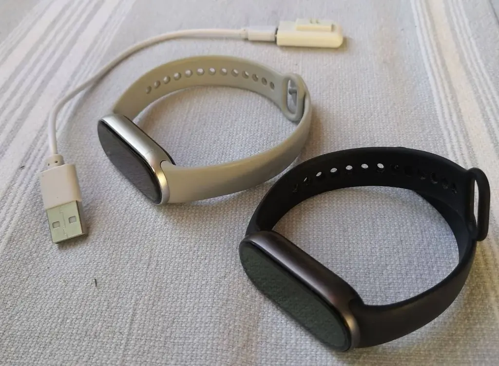#smart band 10 Продам 2 фитнес браслета черного и серебристого цветов Xiaomi Smart Band 10 по цене …