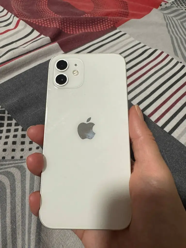 Продаю свой iPhone 12 в белом цвете с 64 ГБ встроенной памяти.