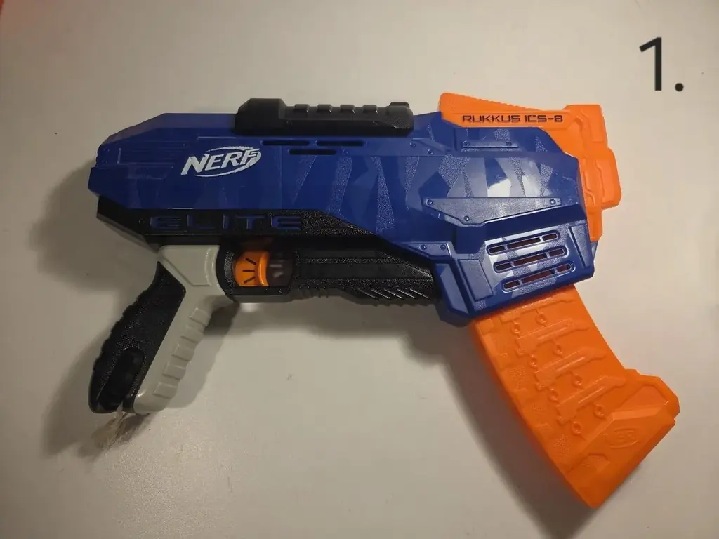1. Механический бластер Hasbro Nerf N-Strike Elite Rukkus ICS-8 в синем и оранжевом цветах.