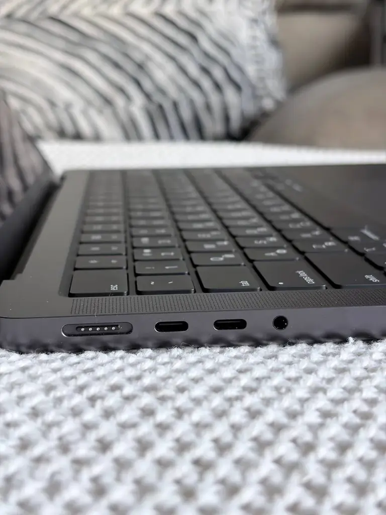 Продам MacBook Pro 14" M5, Space Black. Состояние отличное, в использовании толком не был, 15 цикло…