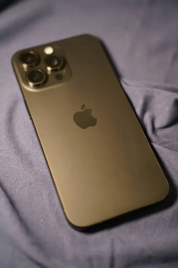 Продаю свой iPhone 15 Pro Max в чёрном цвете, 256 ГБ памяти.