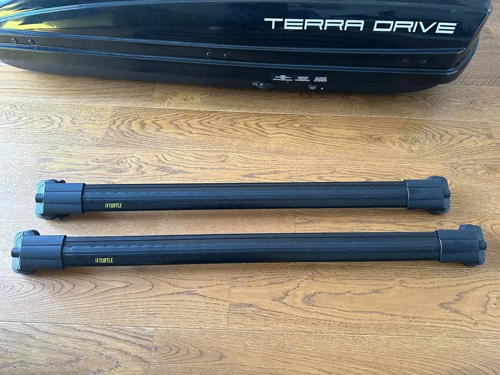 Продам Аэродинамические поперечины Turtle Air 1 Black на рейлинги, с замками