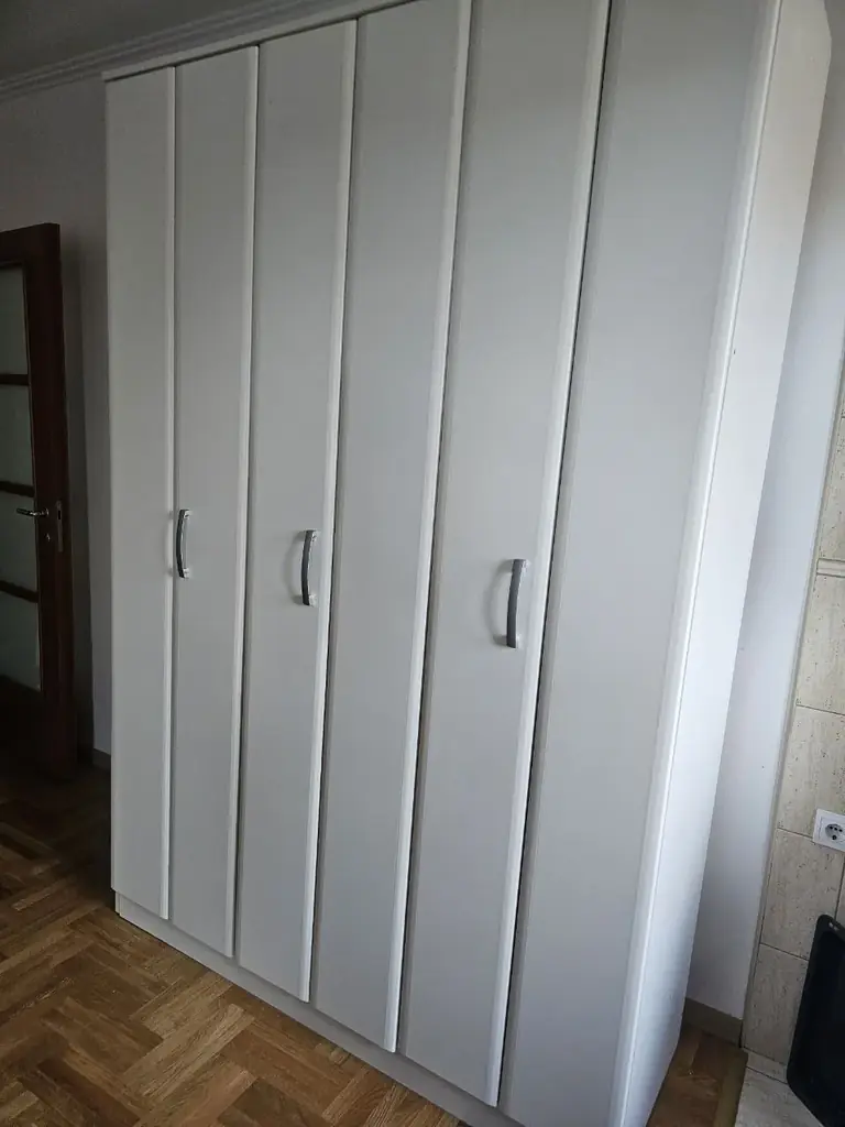 Шкаф 150 см, в хорошем состоянии, цена €50, самовывоз Будва
