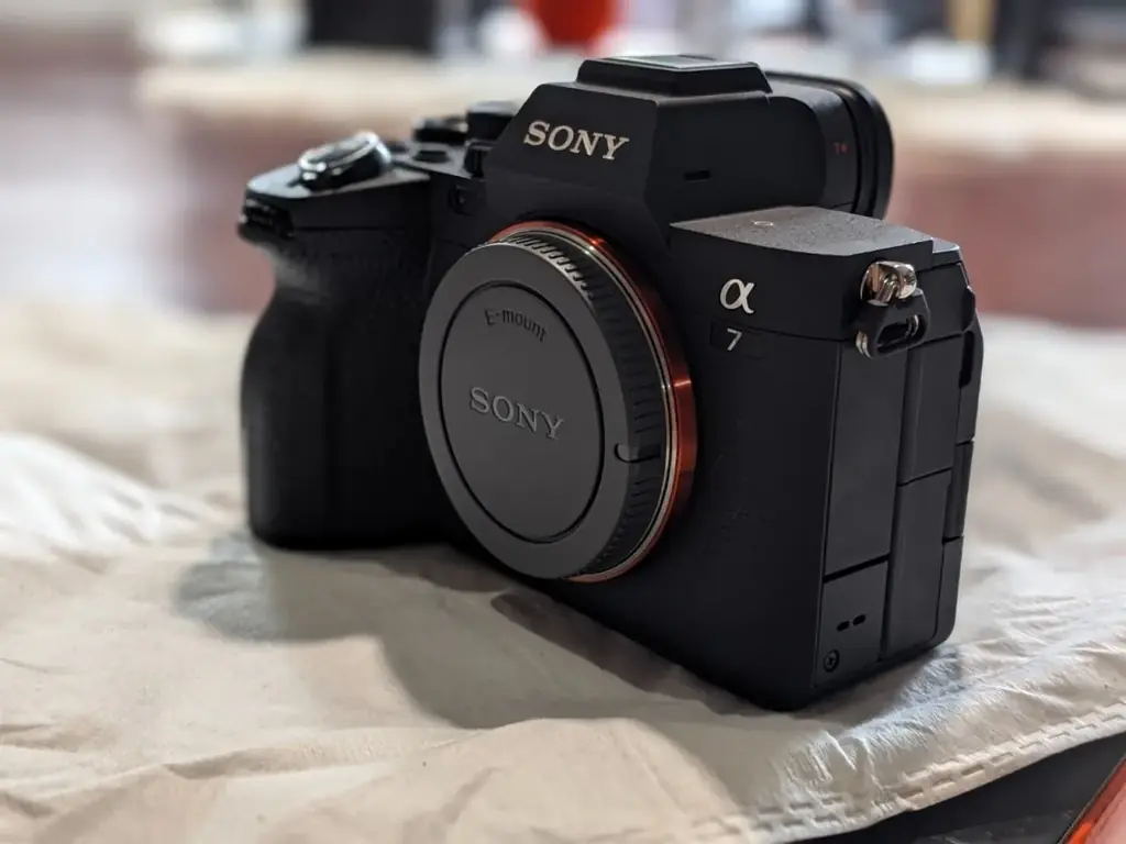 Продам камеру Sony Alpha A7 IV.  Новая, не использовалась, только доставалась из коробки, улицу не …