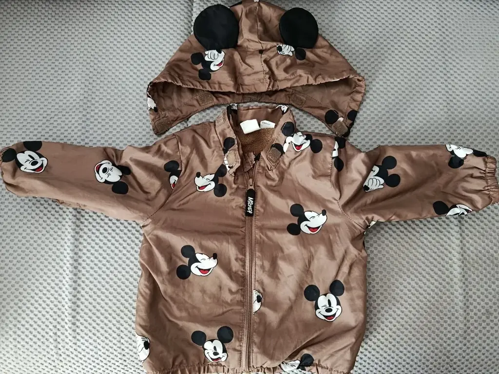 Продам детские демисезонные куртки (возраст 6–12 месяцев).