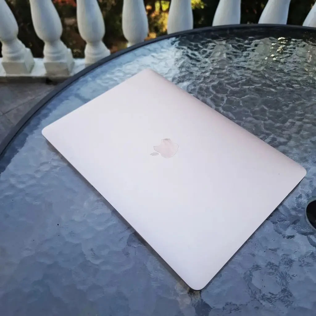 Продам MacBook 2020 M1 (8gb/256gb)