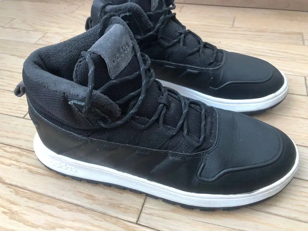 Продам демисезонные кроссовки Adidas.