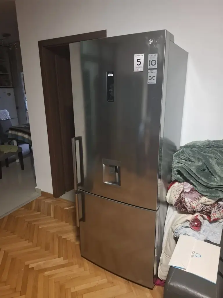 Продам холодильник в идеальном состоянии. Цена 600 евро. Бар.
