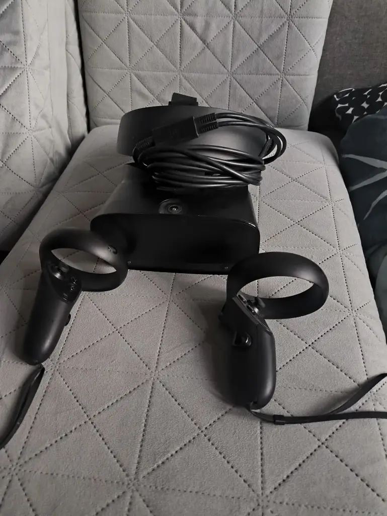 Продам VR-шлем Oculus Rift S + контроллеры