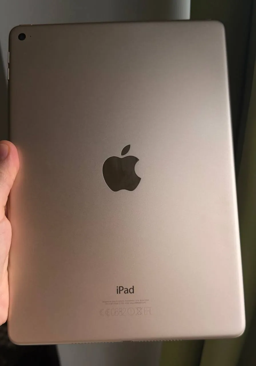 Продам свою технику Apple Watch black 45mm- 270€, iPad Air 2 gold - 200€, Mac Book Pro 14- 600€
