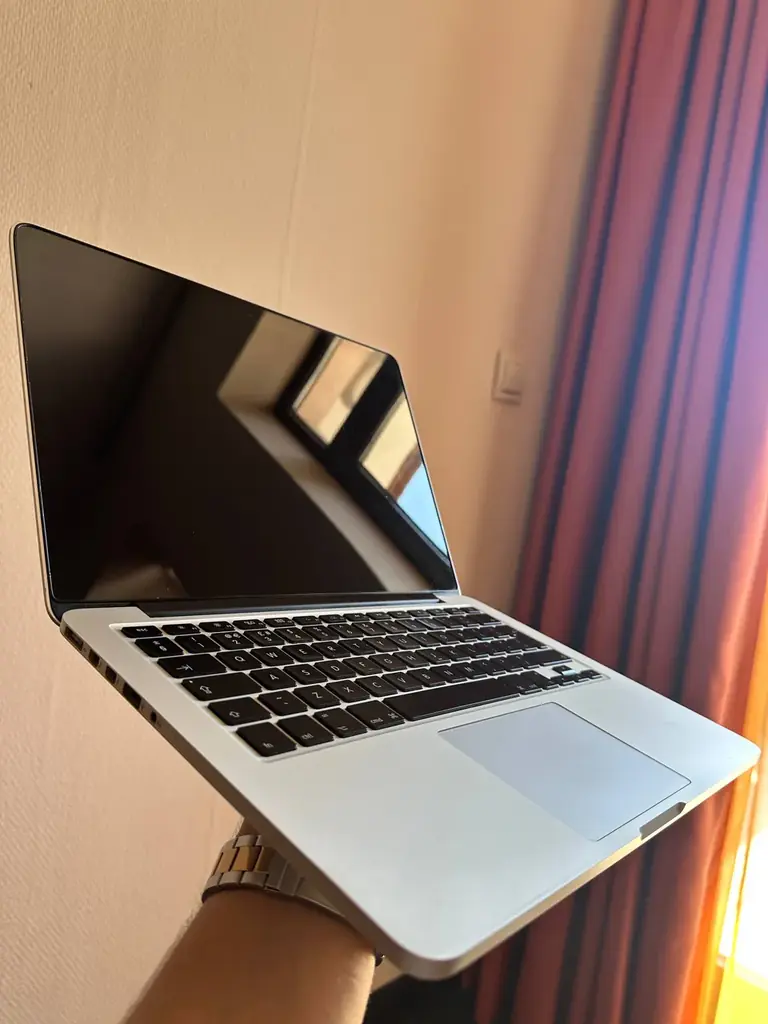 Продам MacBook + оригинальное зарядное устройство