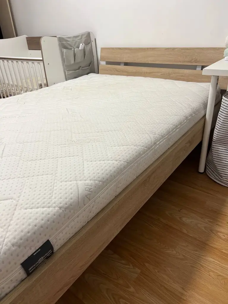 Продам кровать с матрасом на ламелях