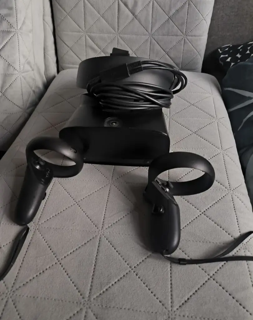 Продаю VR-шлем Oculus Rift S + контроллеры