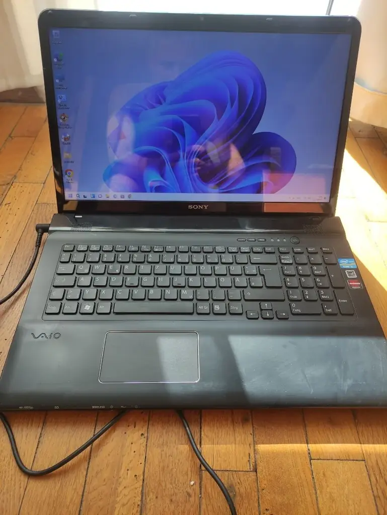 Продам ноутбук Sony Vaio 17" intel i5-2450 RAM 8Гб SSD 120Гб Radeon HD7600M. Хороший шустрый ноутбу…
