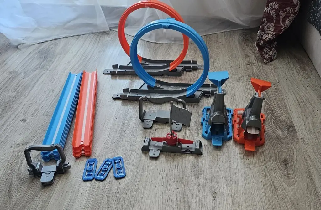 Продам трассу Hot Wheels. Цена 10 евро. Торг. Есть и машинки Hot Wheels кому интересно пишите в лич…