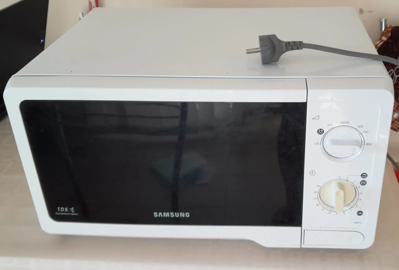 Продам микроволновку Samsung в хорошем рабочем состоянии, 20 литров. Цена 45 евро, находится в Свят…