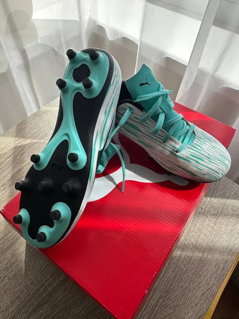 Продам футбольные шипованные бутсы 34 размер Puma новые переросли 15€. Солнечный берег
