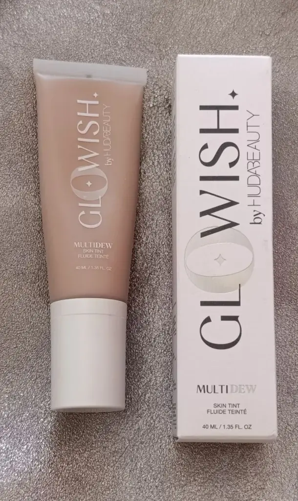 Продам тональный тинт Glowish by Huda beauty оттенок 04 Light Medium. Полный тюбик 40 мл без двух з…