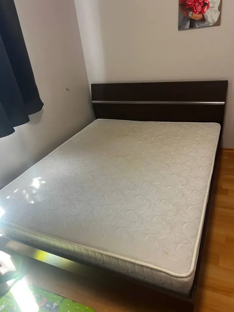 Продам кровать с матрасом , не продавлен , абсолютно нормальное состояние