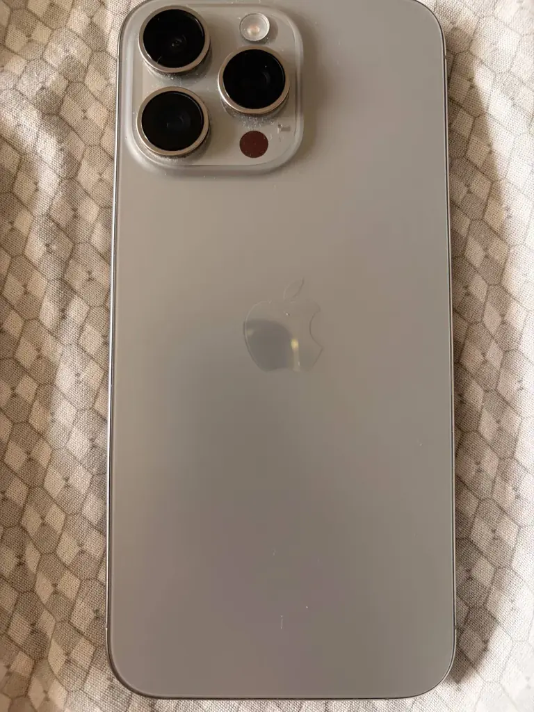 Продам iPhone 15 Pro Max 256GB в идеальном состоянии. С первого дня в чехле и с защитным стеклом.