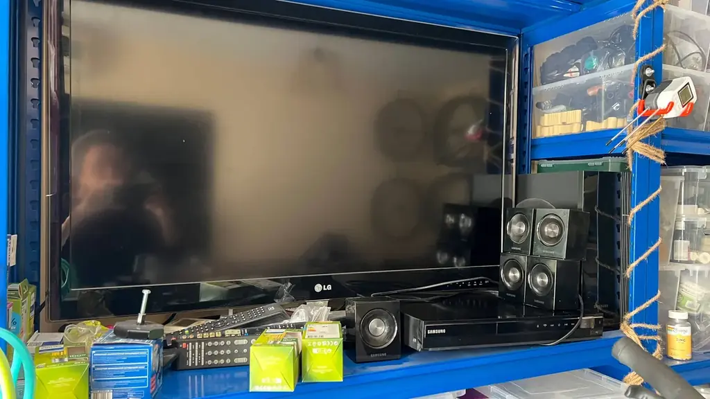 LG TV & Samsung 5.1 Home Cinema System