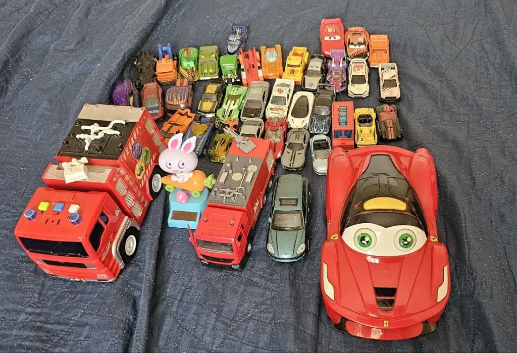 Продам машинки Hot Wheels, Тачки, и другие, а так же трассу Hot Wheels двойная петля. Цена  договор…