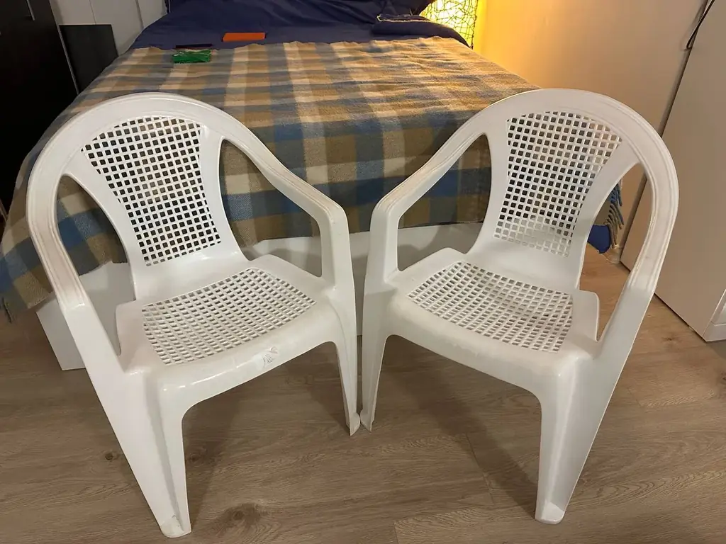 Продам 2 пластиковых стула- 10 евро. Свети Влас.