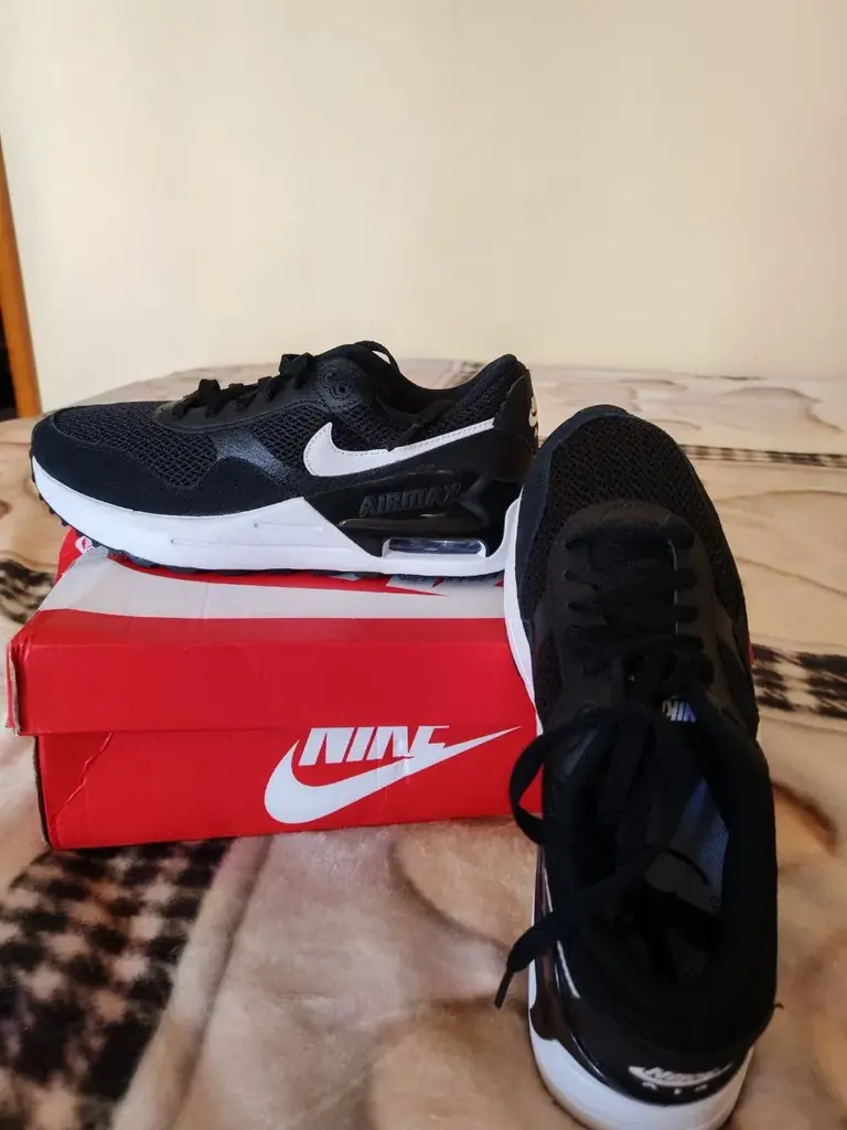 Продаю новые кроссовки Nike, розмер 42,5 на узкую ногу. Продажа, не подошёл розмер