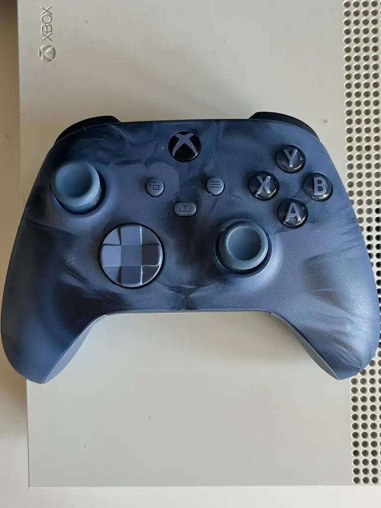 Продам Xbox one s 500гб ,б/у ,в отличном состоянии.