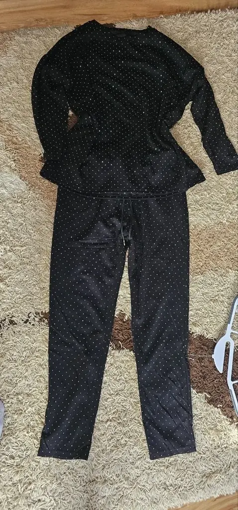 Продам костюм XL 25 евр,кроссовки 37 р -20 евр