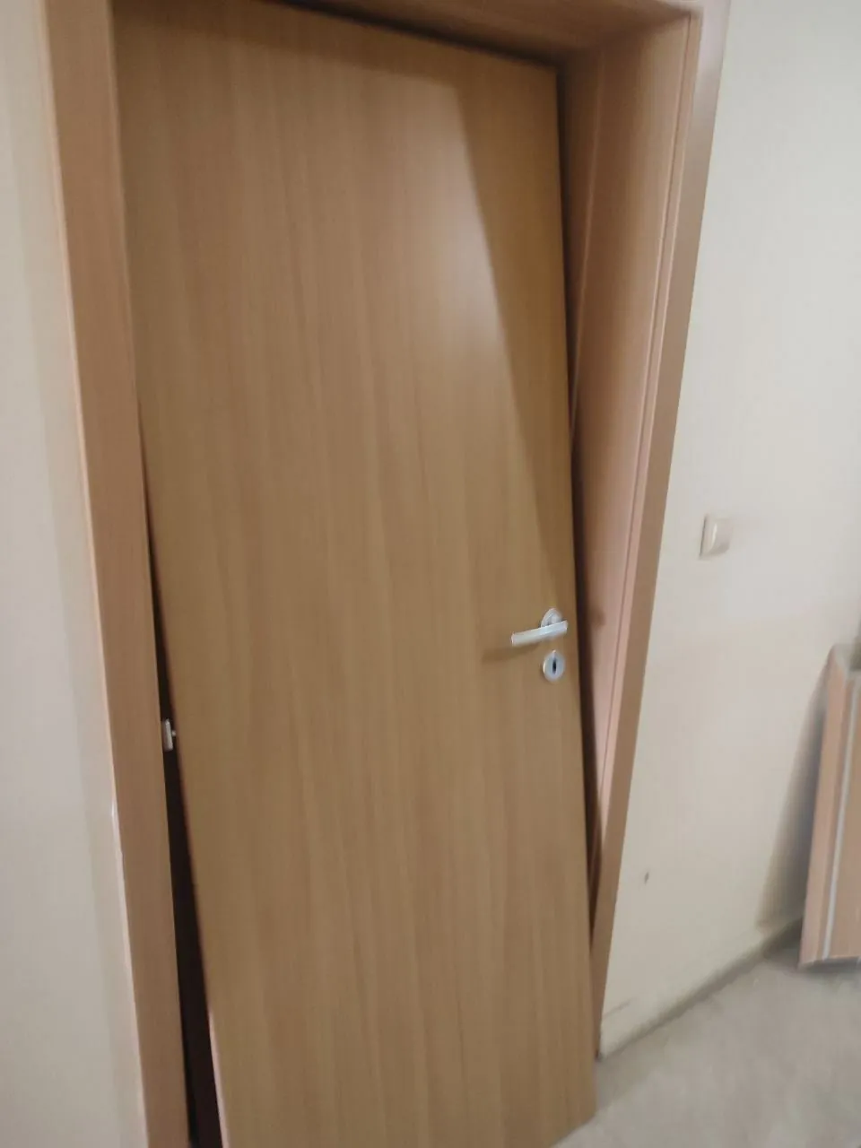Продам дверь.б/у в хорошем состоянии с коробкой, замком, петлями. Ширина без коробки 750мм.