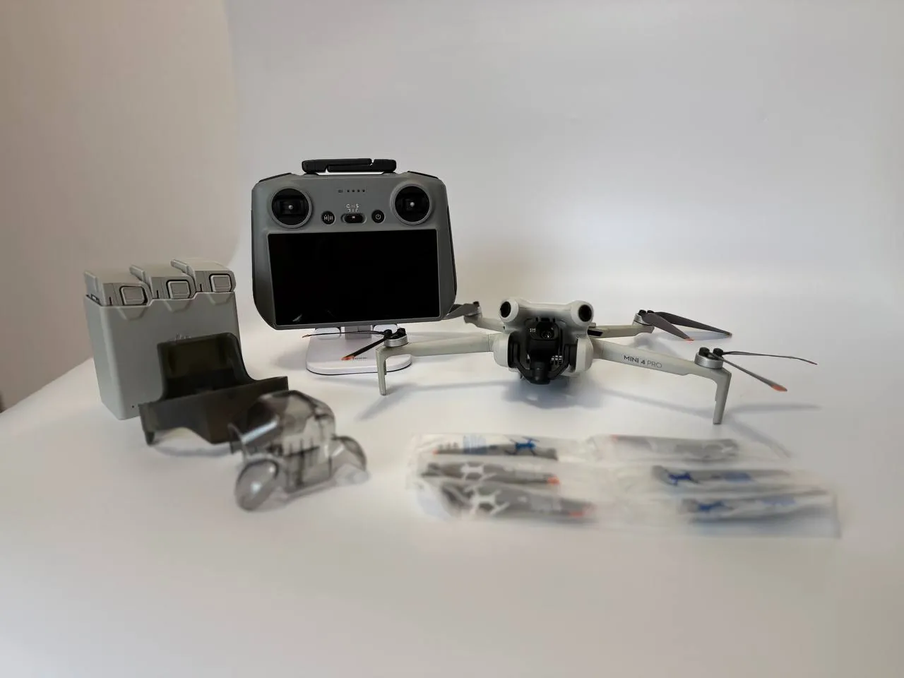 Квадрокоптер DJI MINI 4 PRO FLY MORE COMBO