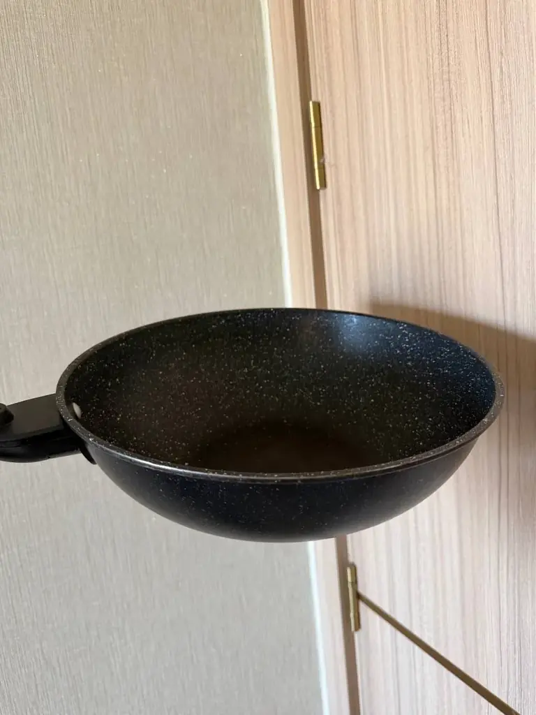 Продам большую, глубокую сковородку. 200 бат