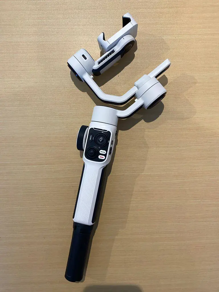 Продаю стабилизатор Zhiyun Smooth 5S. Также, практически не использовался в деле, состояние нового …