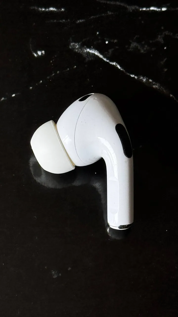 Продам левый AirPods Pro 2 поколения.