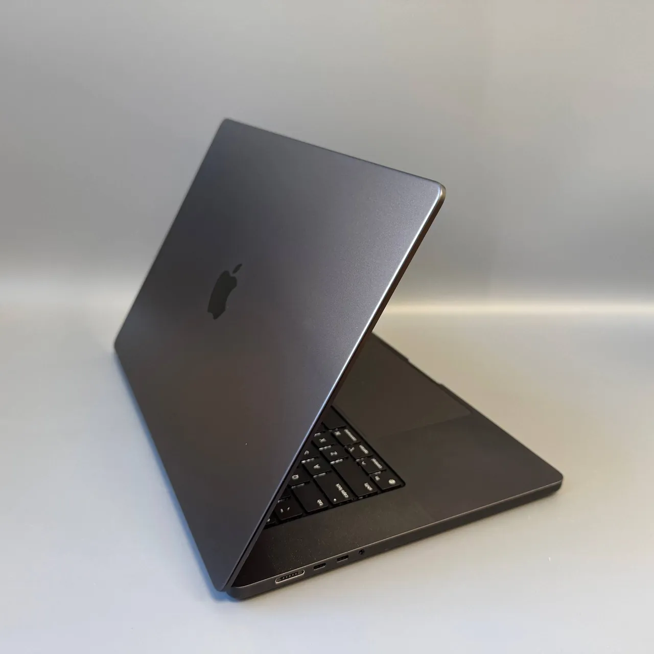 Ноутбук MacBook Pro 16, чип M3 Pro, 18 ГБ / 512 ГБ SSD