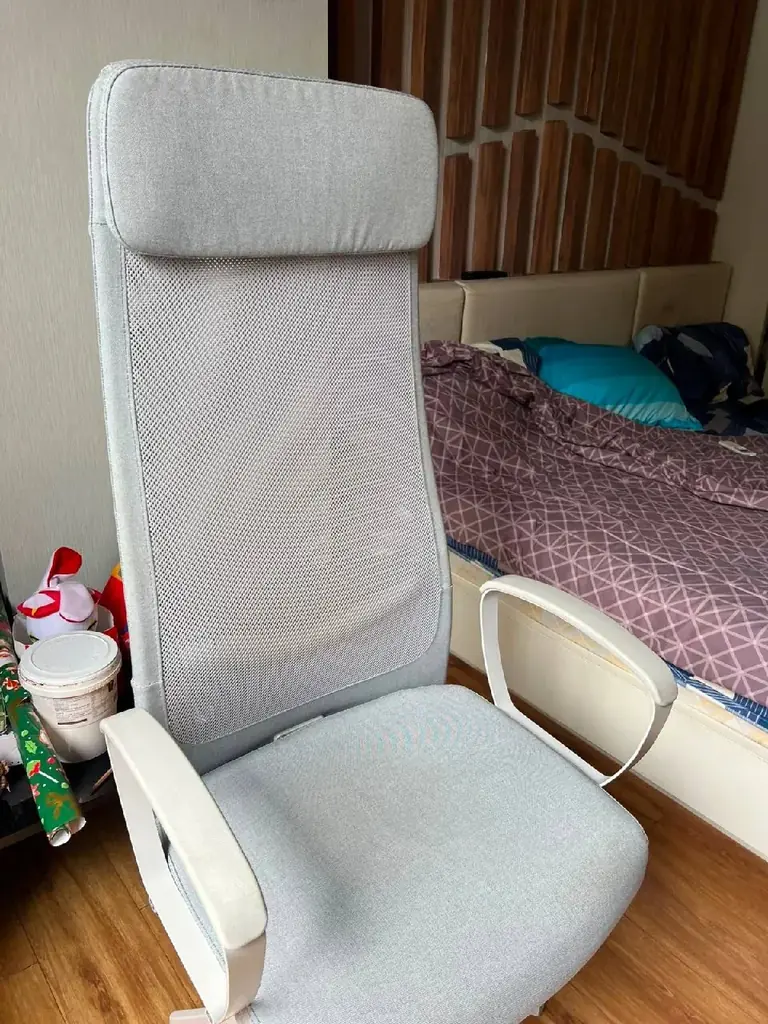 кресло IKEA MARCUS (редкая тканевая версия в светло-сером цвете).